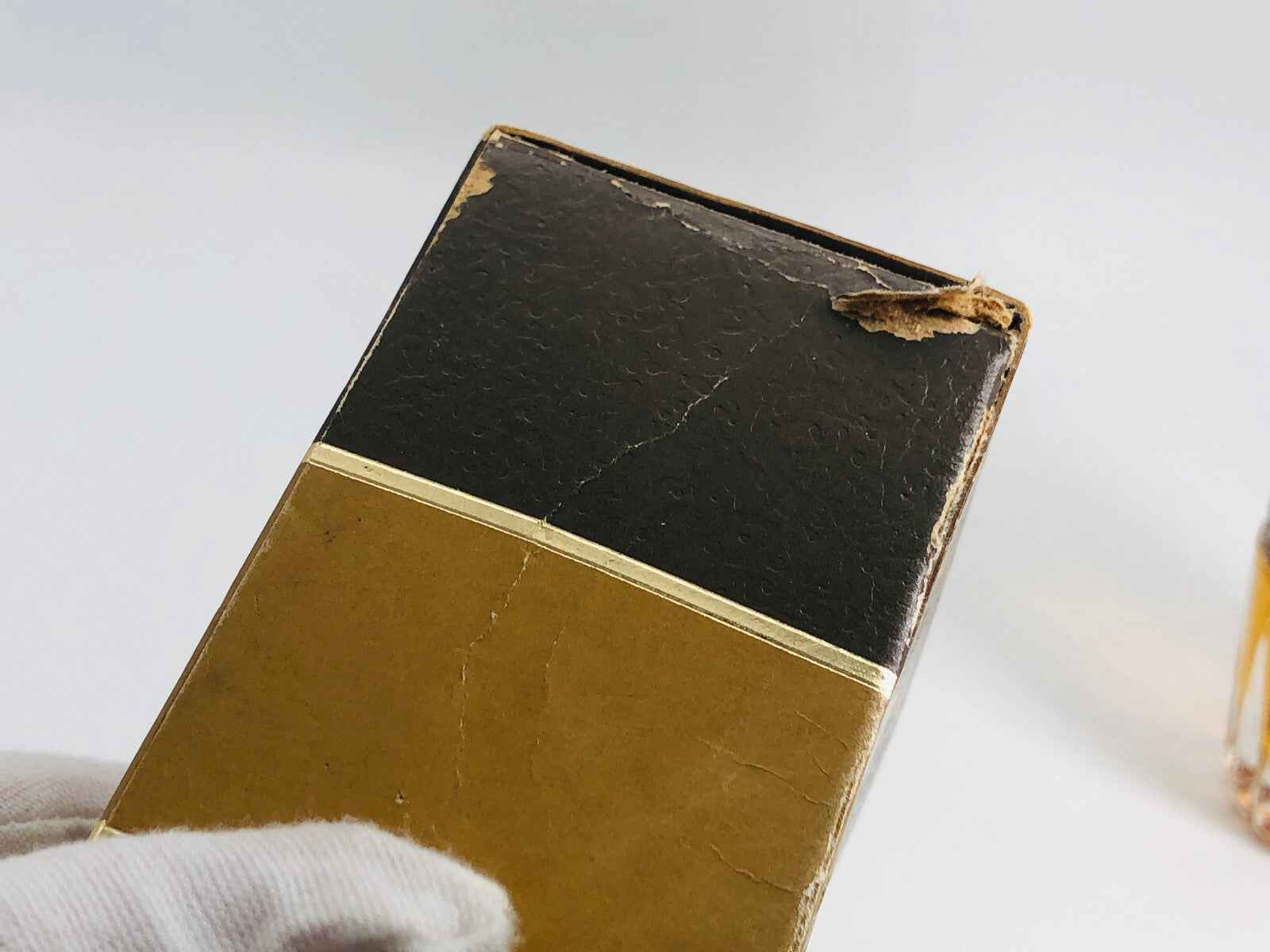 Scatola vintage del profumo BARATTA VINTAGE con dettagli dorati e finiture in pelle