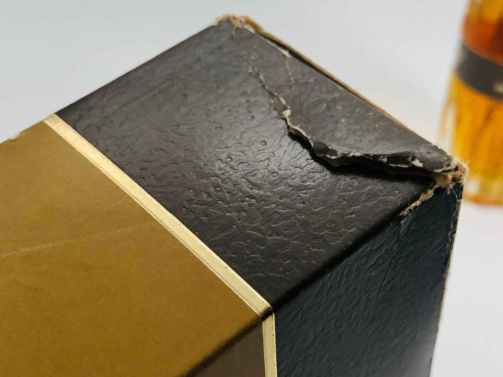 Confezione danneggiata di BARATTA VINTAGE Profumo con angolo rovinato e dettagli eleganti