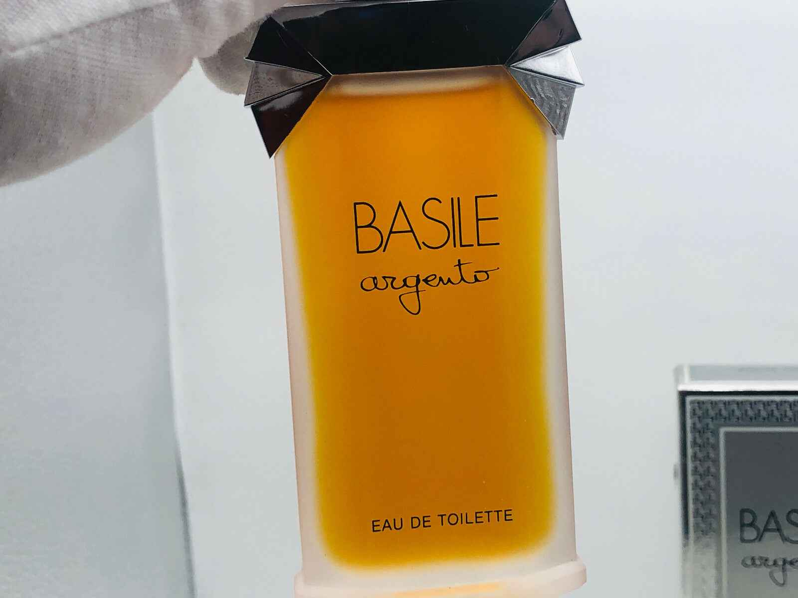 Flacone di profumo Basile Argento Eau de Toilette con tonalità dorata e design elegante