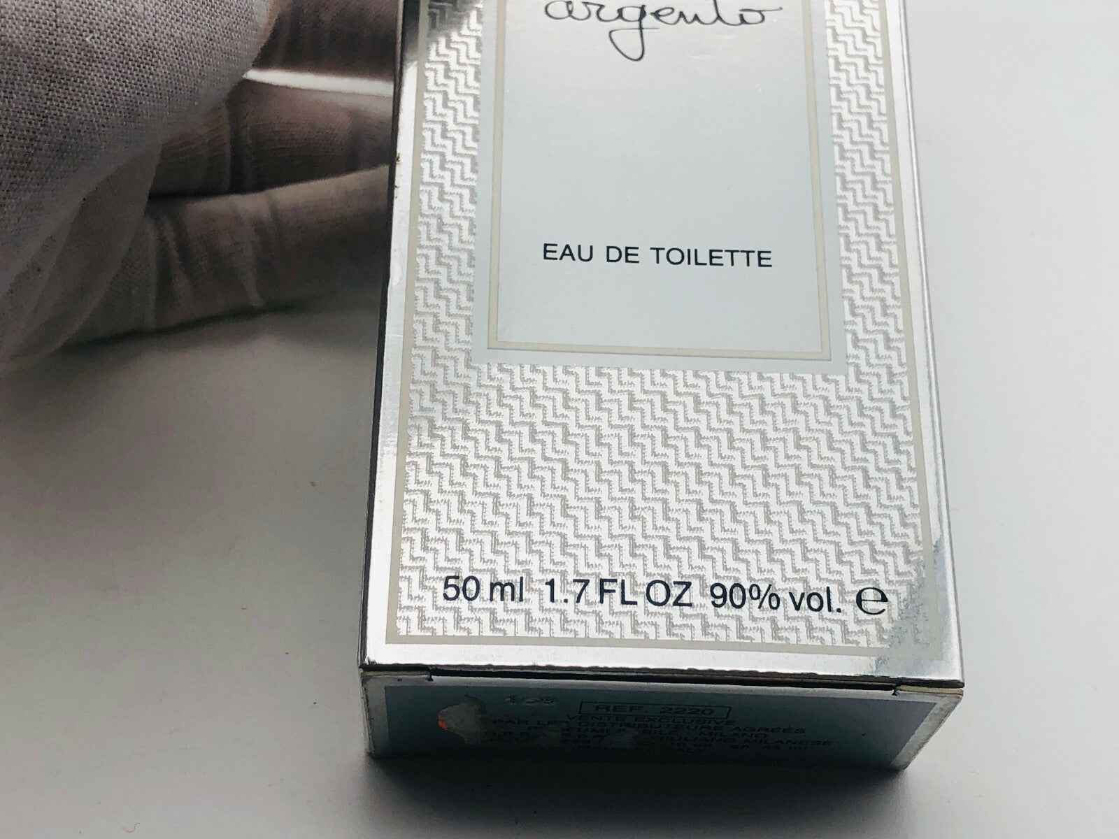 Scatola di profumo Basile Argento Eau de Toilette da 50 ml con design elegante e dettagli raffinati