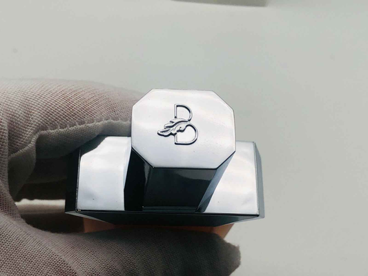 Flacone di Profumo Basile Argento con design elegante e logo distintivo per la bellezza maschile