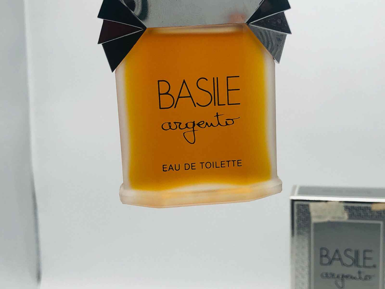 Profumo Basile Argento Vintage in flacone giallo con etichetta elegante per Eau de Toilette