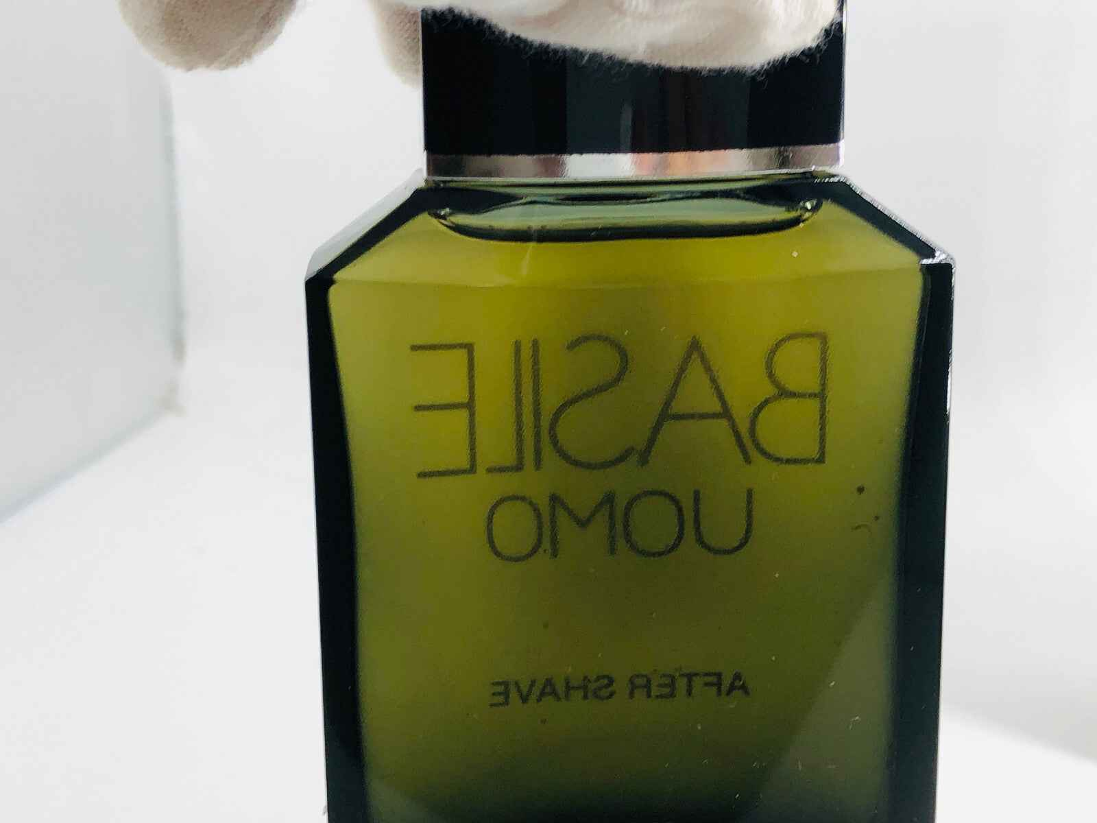 Profumo Basile Uomo Vintage in flacone verde con tappo metallico per una fragranza classica