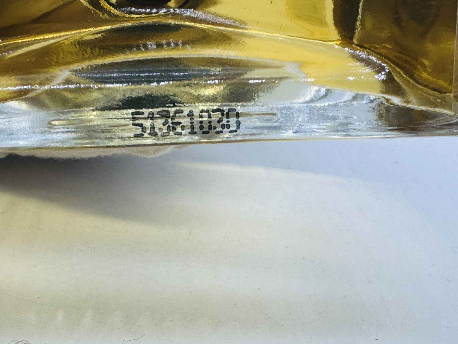 Dettaglio del marchio Biagiotti Venezia Uomo Vintage inciso su una superficie lucida