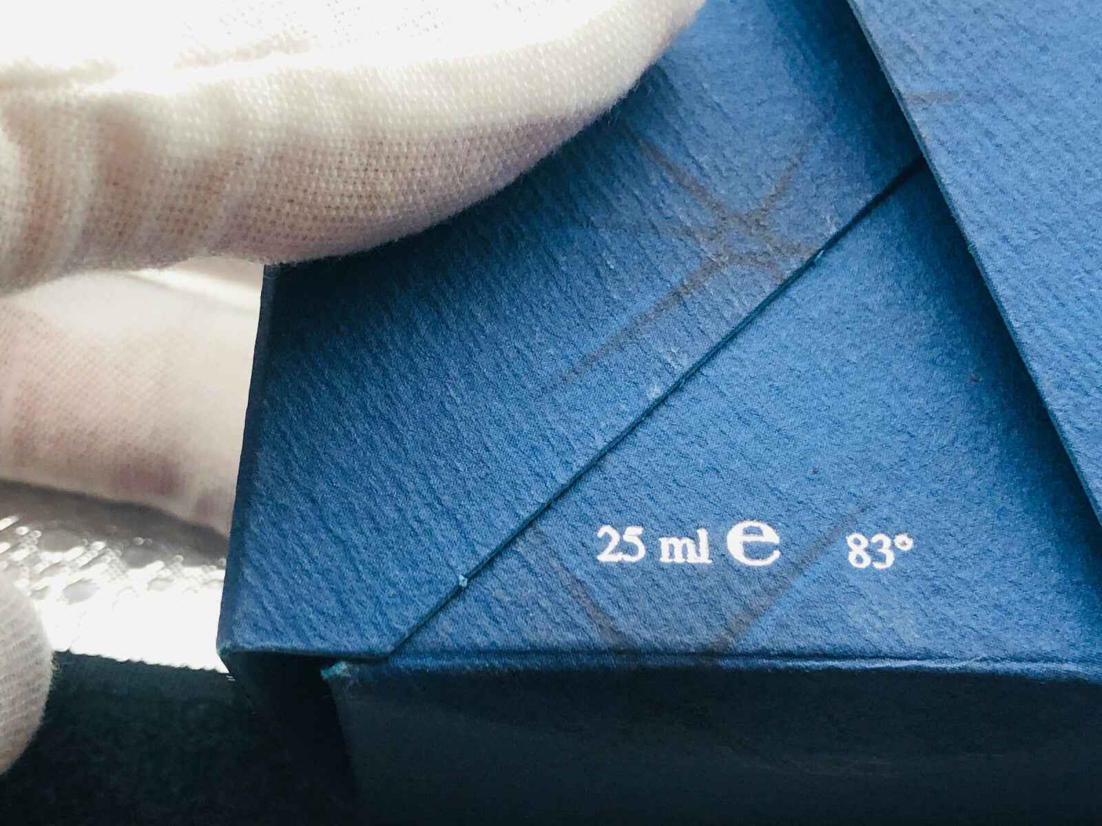 Scatola del profumo Blumarine Blu Vintage da 25 ml in blu con dettagli di alta qualità