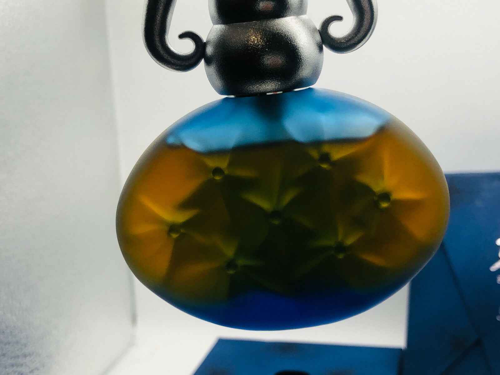 Flacone di profumo Blumarine Blu Vintage con design elegante e tonalità blu e verde per un tocco vintage