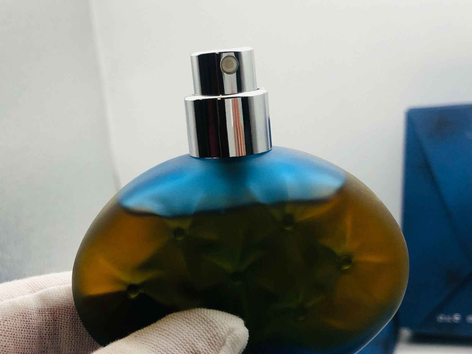 Flacone di profumo Blumarine Blu Vintage con design elegante e tonalità blu e marrone