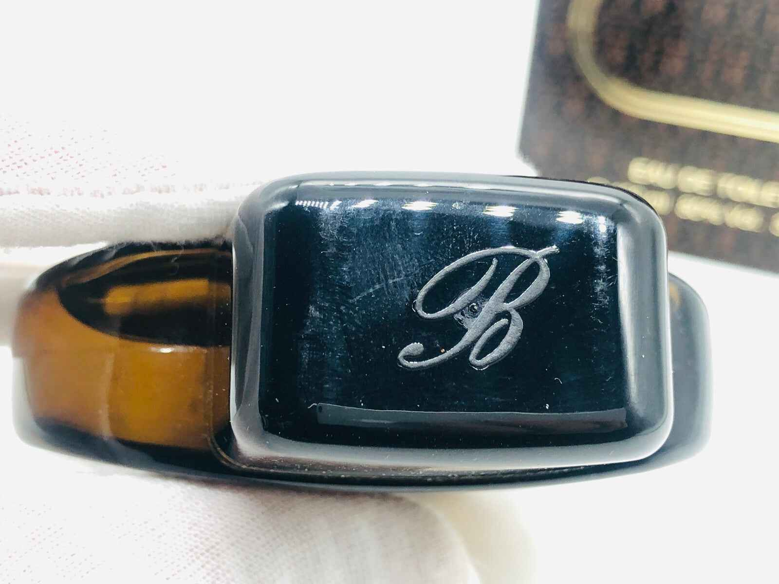 Flacone di profumo Borsalino pour homme in vetro scuro con logo inciso per uomini sofisticati