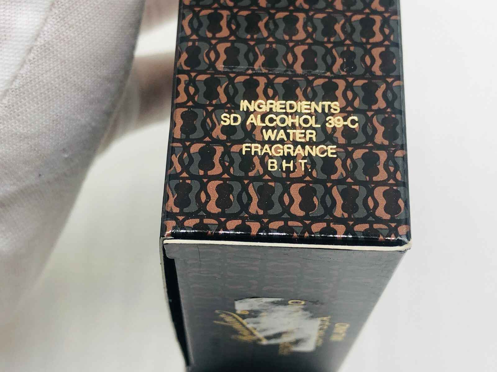 Scatola del profumo Borsalino pour homme con ingredienti e design elegante