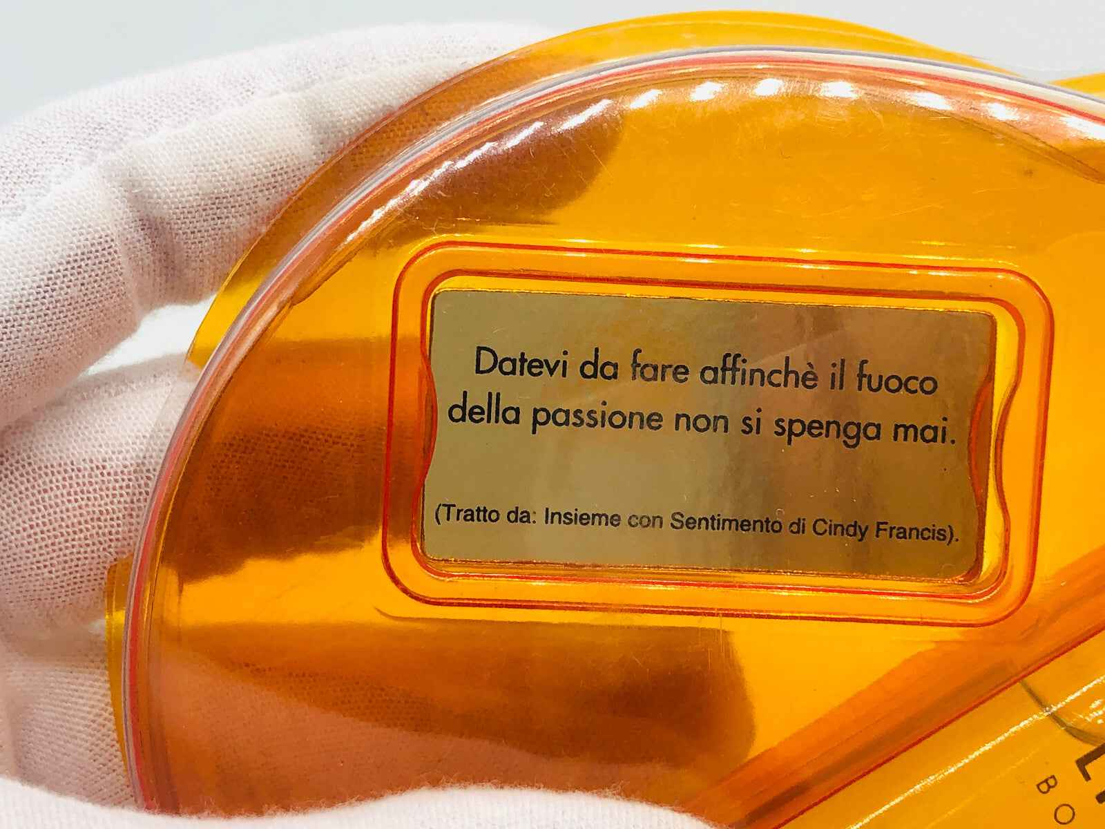 Profumo Borsalino Vintage in flacone arancione con citazione sulla passione