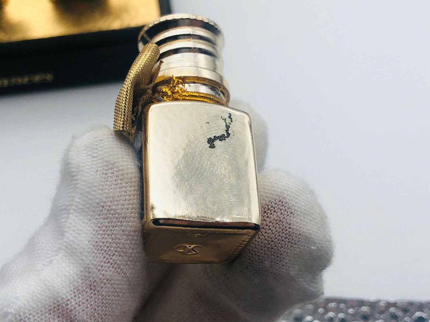 Flacone oro di BORSARI ESTRATTI PARFUM Vintage con dettagli eleganti e design classico