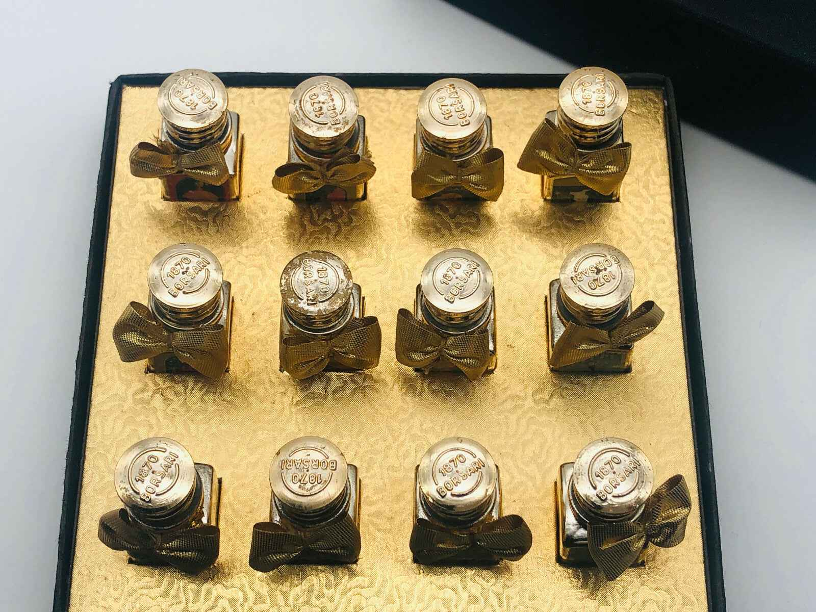 Set di 12 flaconi di BORSARI ESTRATTI PARFUM Vintage con tappo dorato e dettagli eleganti