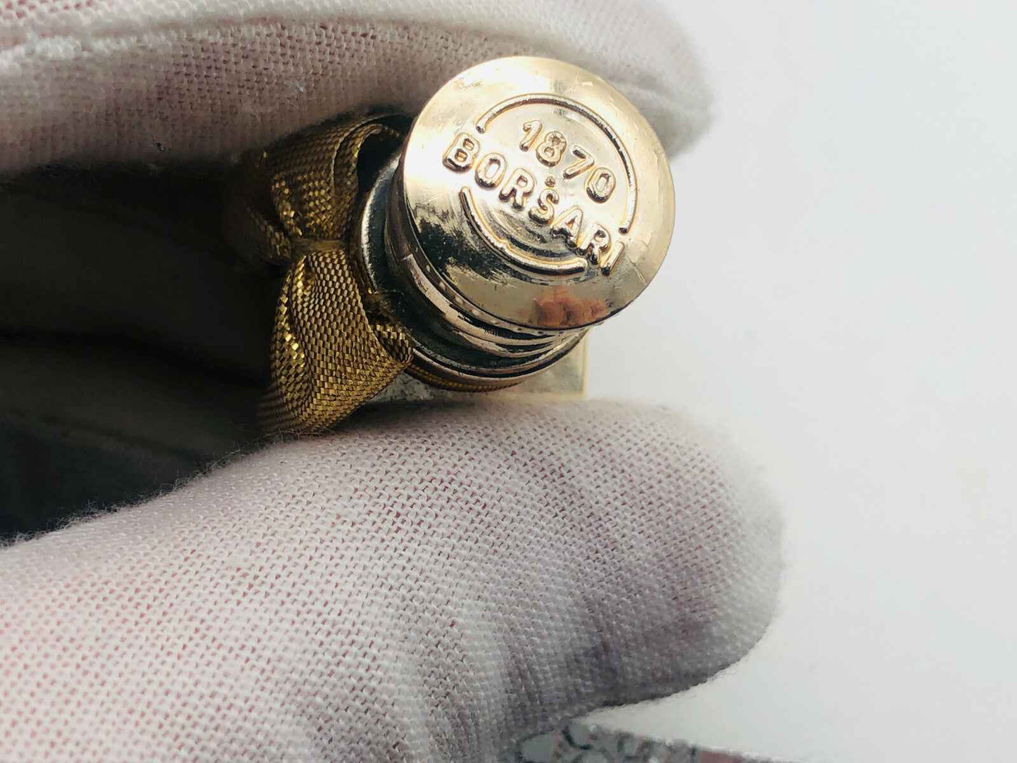 Dettaglio del tappo dorato del profumo BORSARI ESTRATTI PARFUM Vintage con etichetta dell'anno 1870