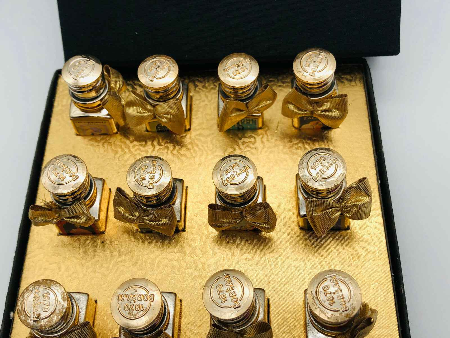 Set di 12 flaconi BORSARI ESTRATTI PARFUM Vintage con tappi dorati e fiocchi decorativi in una elegante scatola