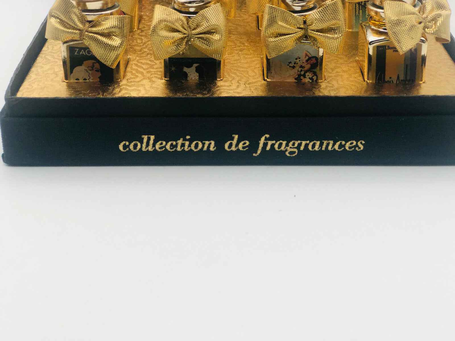 Collezione di fragranze in scatola con flaconi di profumo BORSARI ESTRATTI PARFUM Vintage decorati con fiocchi dorati