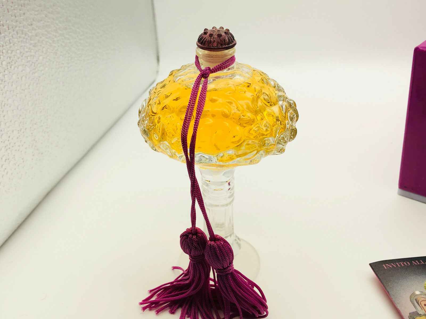 Flacone di profumo vintage Borsari con tappo decorativo e liquido giallo dorato