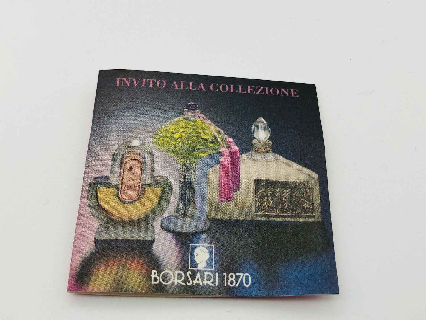 Invito alla collezione di profumi vintage Borsari con eleganti flaconi decorati