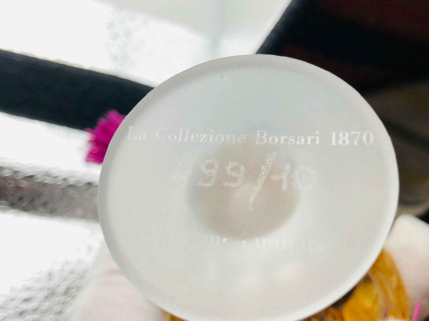 Dettaglio del fondo della bottiglia di Profumo Vintage Borsari con numero di edizione 199/410
