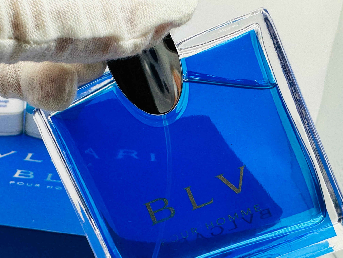 Flacone di Bulgari Blu Pour Homme, profumo fresco e intenso con tonalità blu distintive.