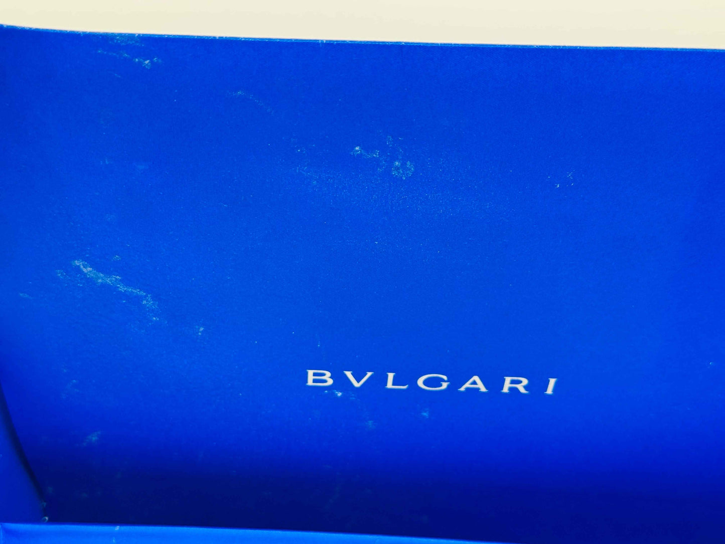 Scatola blu di Bulgari Blu Pour Homme con logo elegante e design raffinato