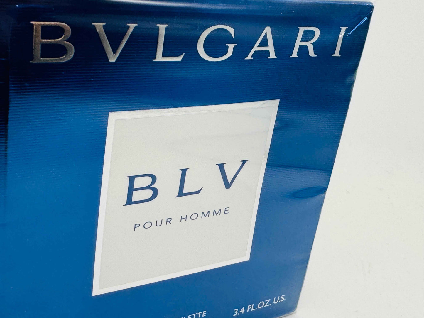 Scatola di profumo Bulgari Blu Pour Homme da 3,4 once con design elegante e moderno