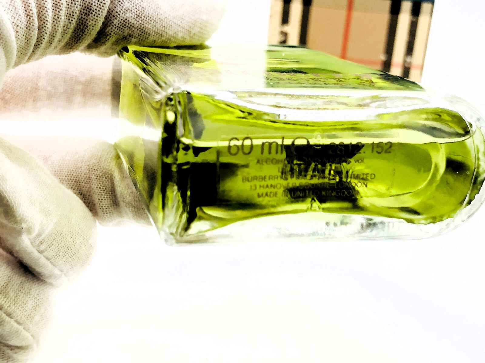 Bottiglia di profumo Burberrys For Men Vintage in vetro verde con etichetta chiara per collezionisti