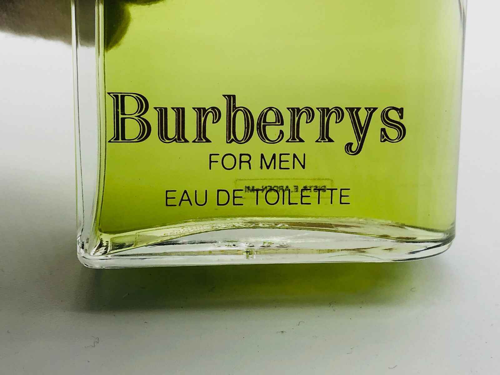 Flacone di profumo Burberrys For Men Vintage in una tonalità verde, con etichetta chiara