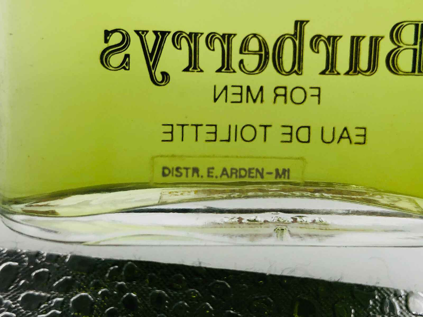 Bottiglia di profumo Burberrys For Men Vintage con etichetta elegante e design classico