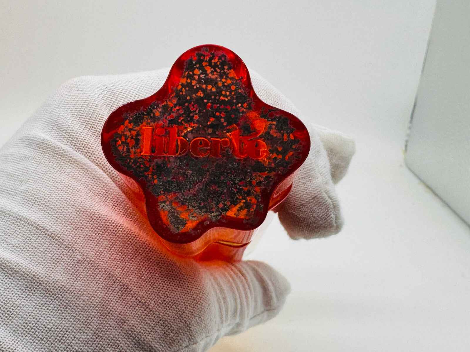 Flacone di profumo Cacharel Liberte Vintage con design unico e colori vivaci, perfetto per collezionisti