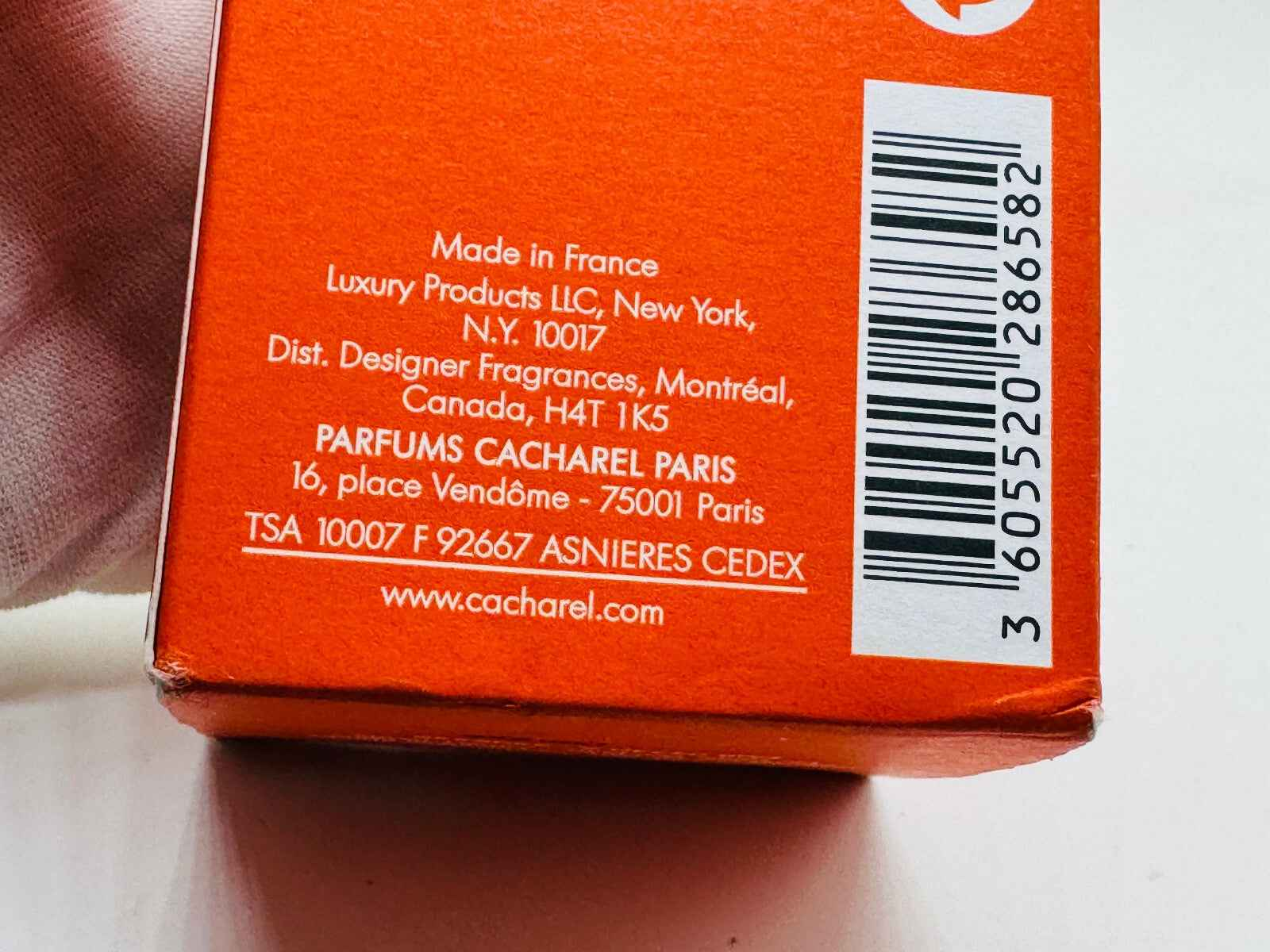 Scatola del Profumo Cacharel Liberte Vintage, made in France, con dettagli di produzione e informazioni del brand