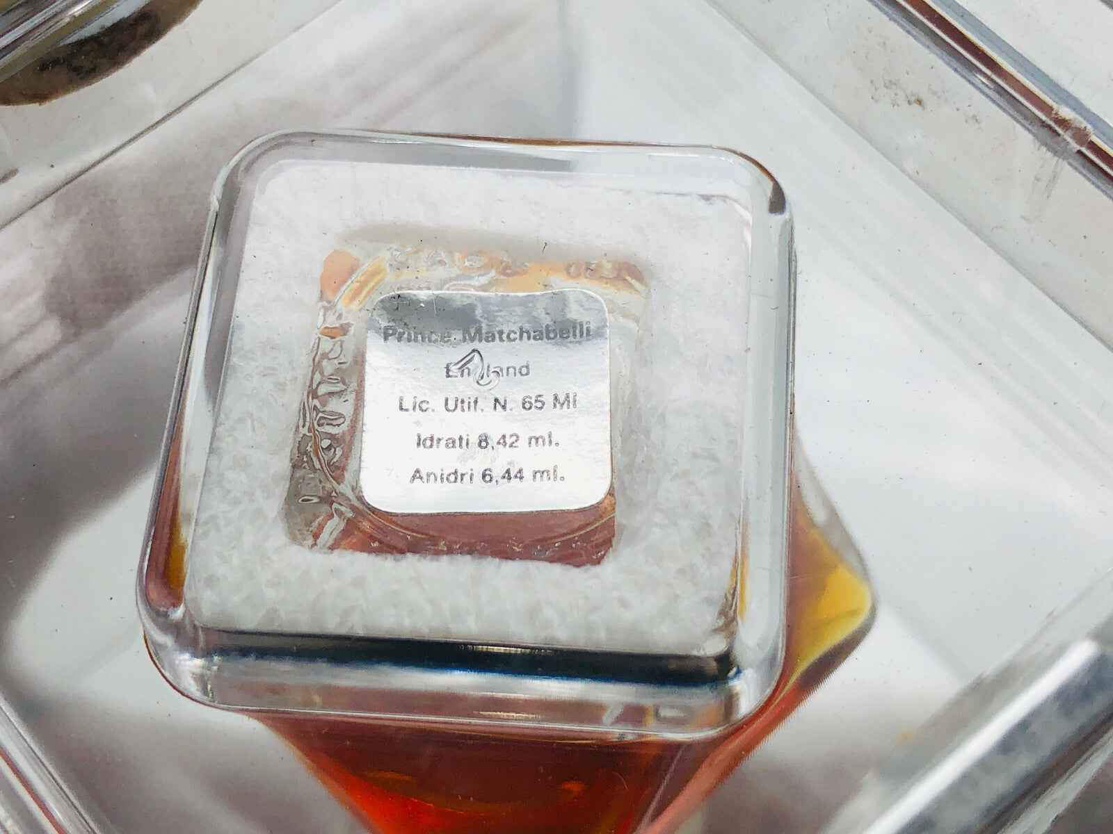 Profumo Cachet Prince Matchabelli in bottiglia quadrata con etichetta distintiva e liquido dorato