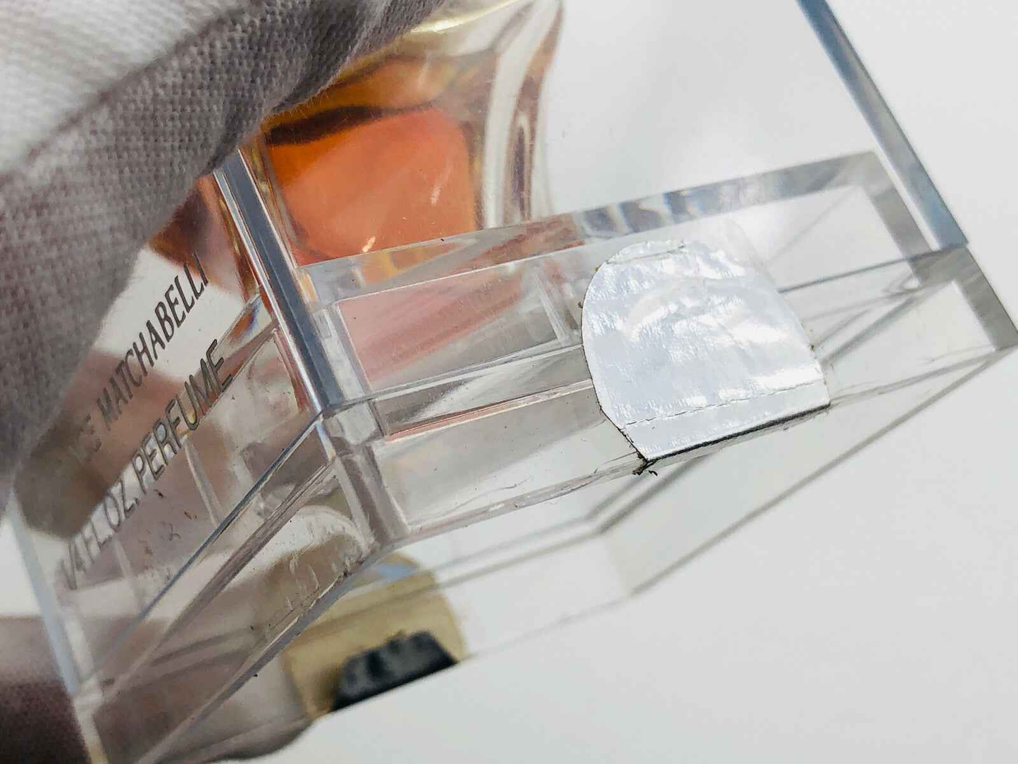 Flacone di profumo Cachet Prince Matchabelli con etichetta e dettagli eleganti, trasparente e di design unico