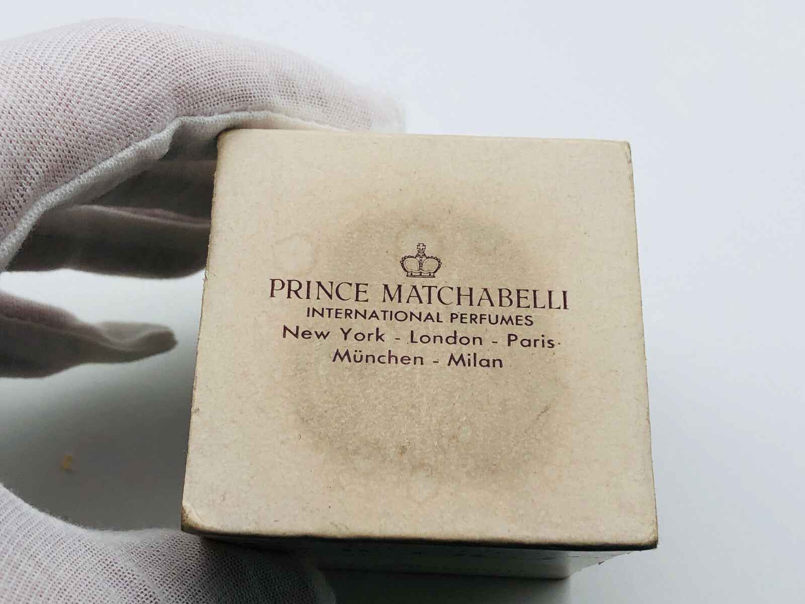 Scatola di profumo Cachet Prince Matchabelli con logo e città internazionali stampati