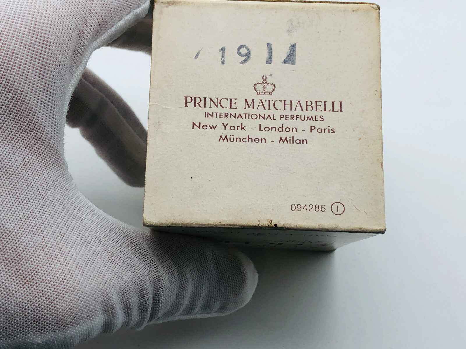 Scatola di profumo Cachet Prince Matchabelli con dettagli su New York, Londra e Milano