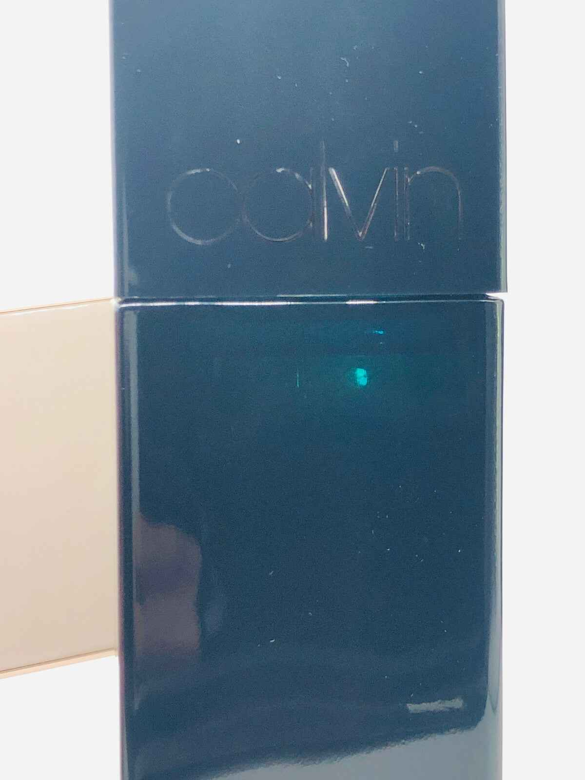 Flacone di profumo Calvin Klein Vintage con design elegante e moderna tonalità blu scuro