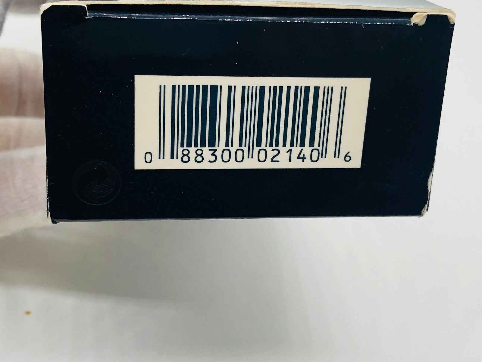 Scatola del profumo Calvin Klein Vintage con codice a barre sul lato