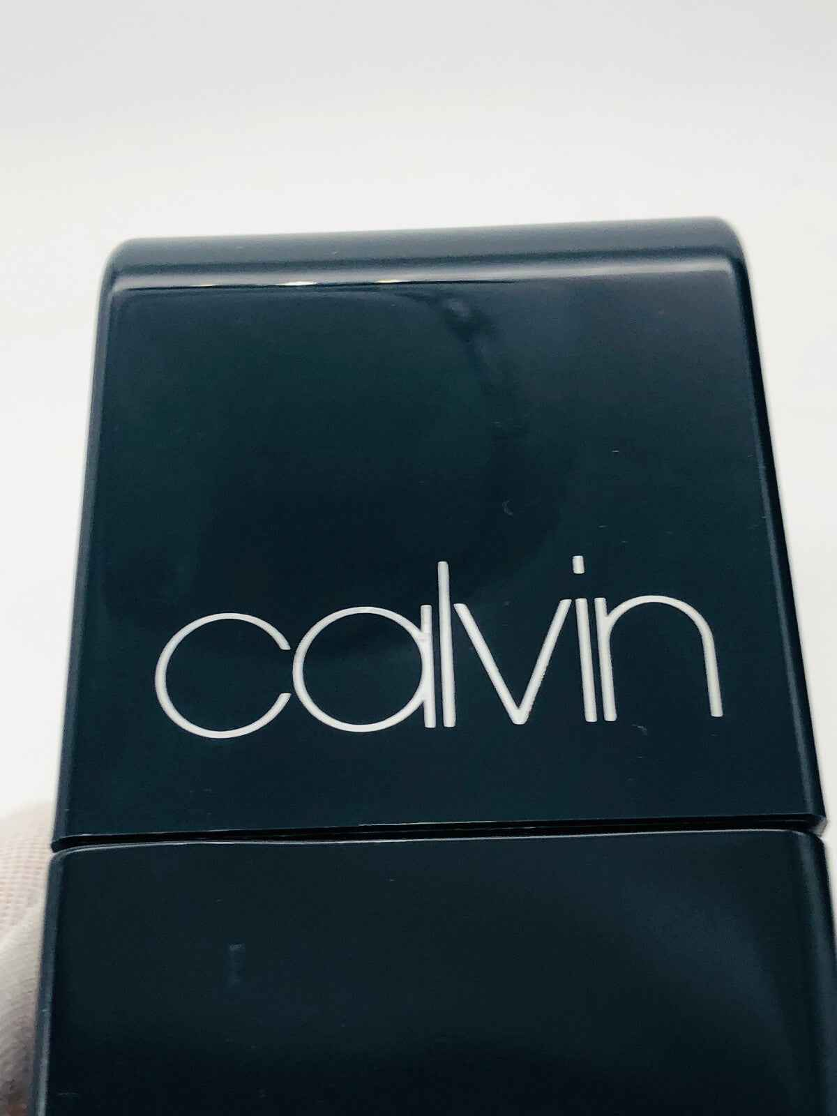 Flacone di Profumo Calvin Klein Vintage con design elegante e logo distintivo su sfondo nero