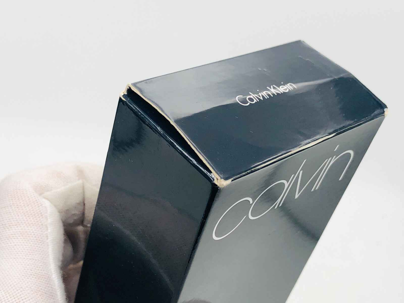 Scatola di Profumo Calvin Klein Vintage con design elegante e logo distintivo