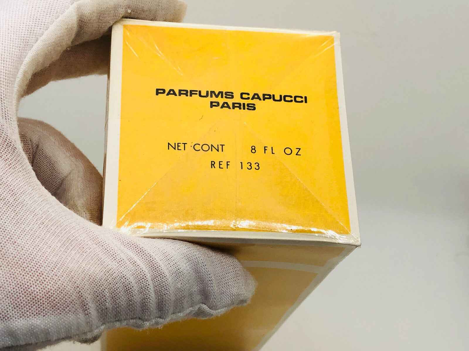 Scatola di Parfums Capucci Paris da 8 fl oz, design giallo vintage con etichetta Capucci Graffiti Vintage