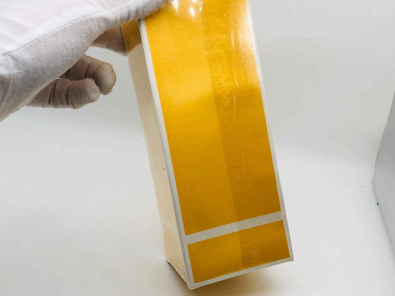 Scatola gialla di Capucci Graffiti Vintage con design elegante e moderno per confezionamento di lusso