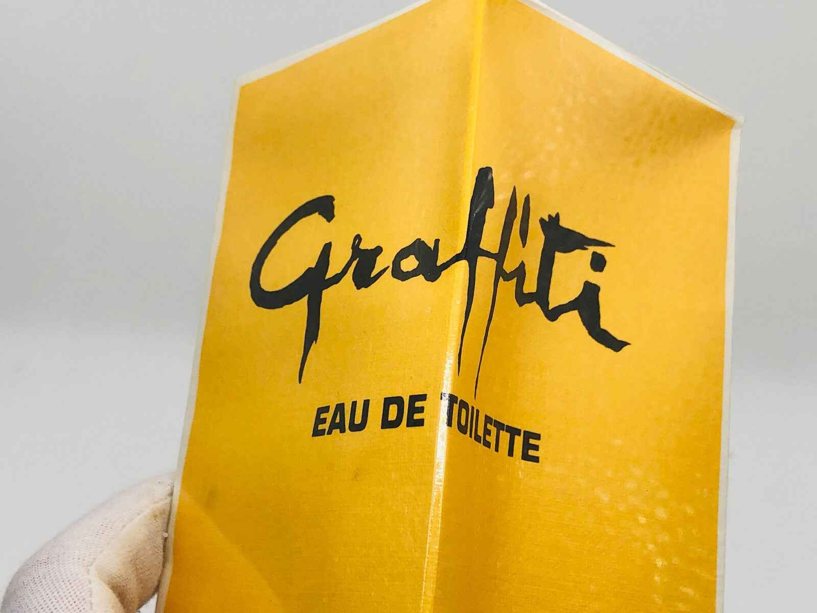 Packaging dell'eau de toilette Capucci Graffiti Vintage con design giallo e logo distintivo