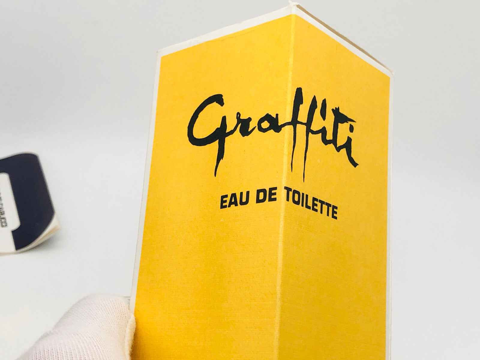 Scatola di profumo Capucci Graffiti Vintage con etichetta nera su fondo giallo chiaro