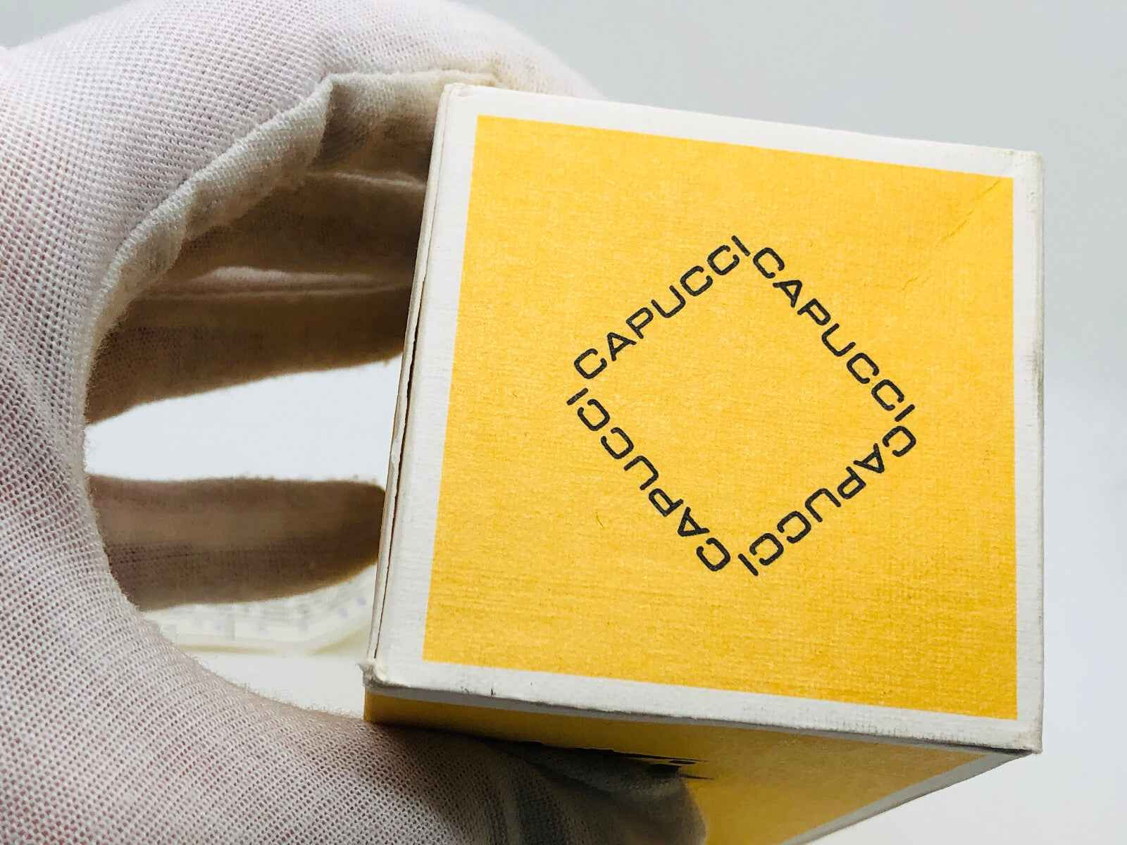 Scatola gialla vintage di Capucci Graffiti con logo elegante per collezionisti di moda