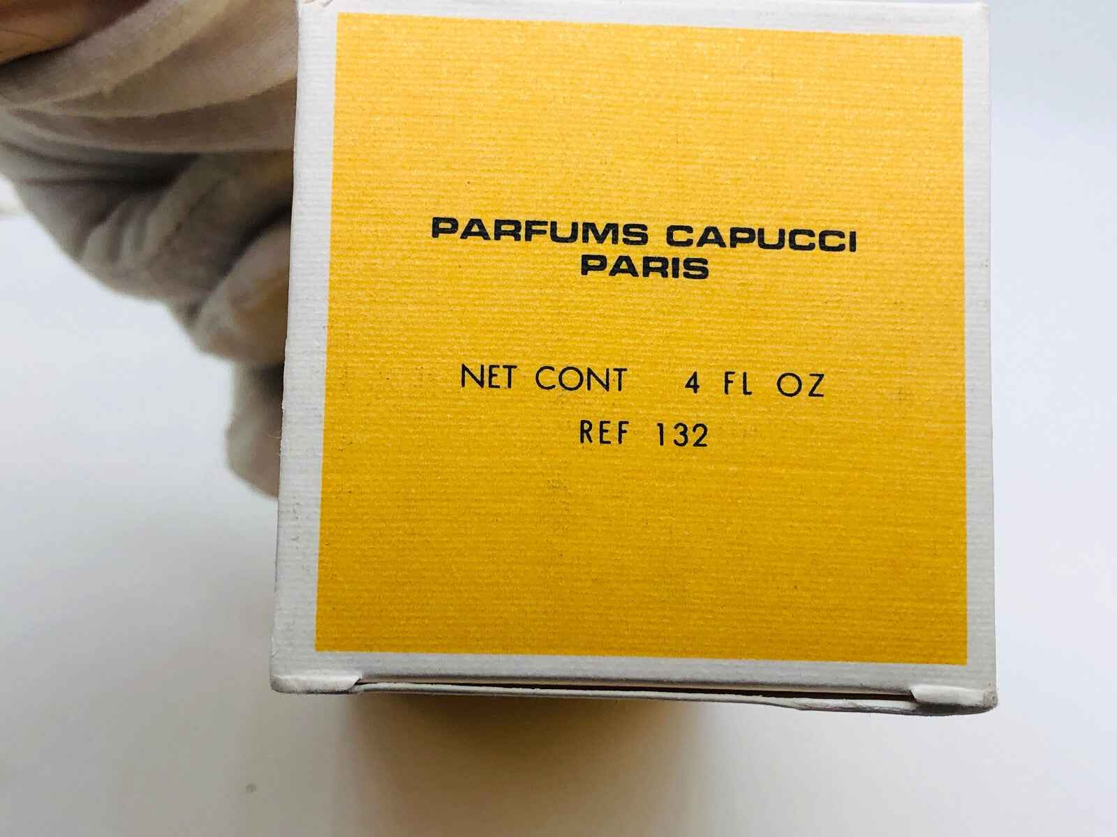 Scatola di profumo Parfums Capucci Paris, 4 fl oz, con etichetta Capucci Graffiti Vintage