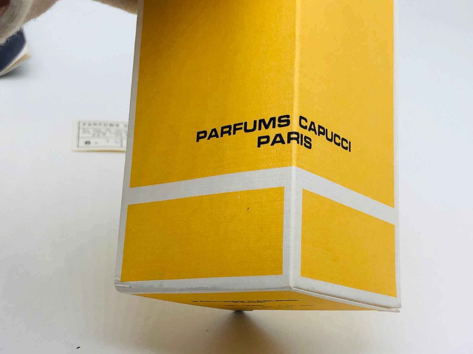 Scatola di profumo Parfums Capucci Paris in giallo con scritta Capucci Graffiti Vintage