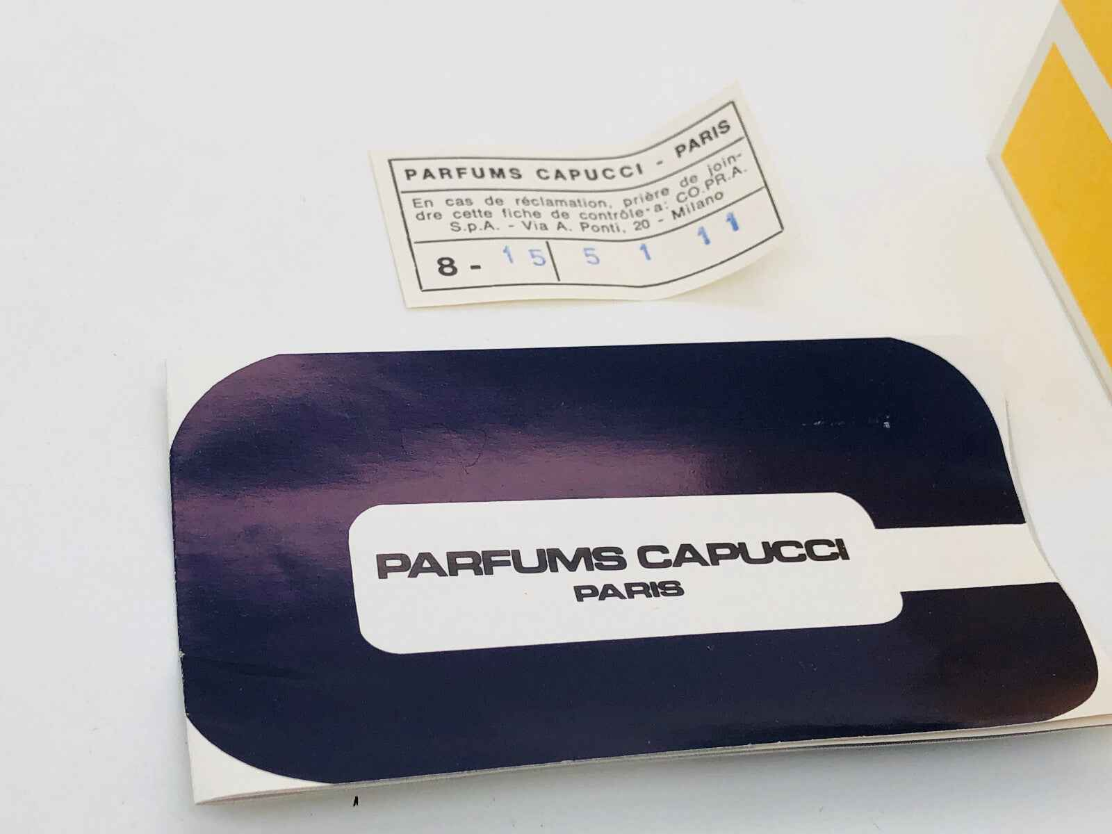 Etichetta vintage di profumo Parfums Capucci Paris con design retro e dettaglio Capucci Graffiti Vintage