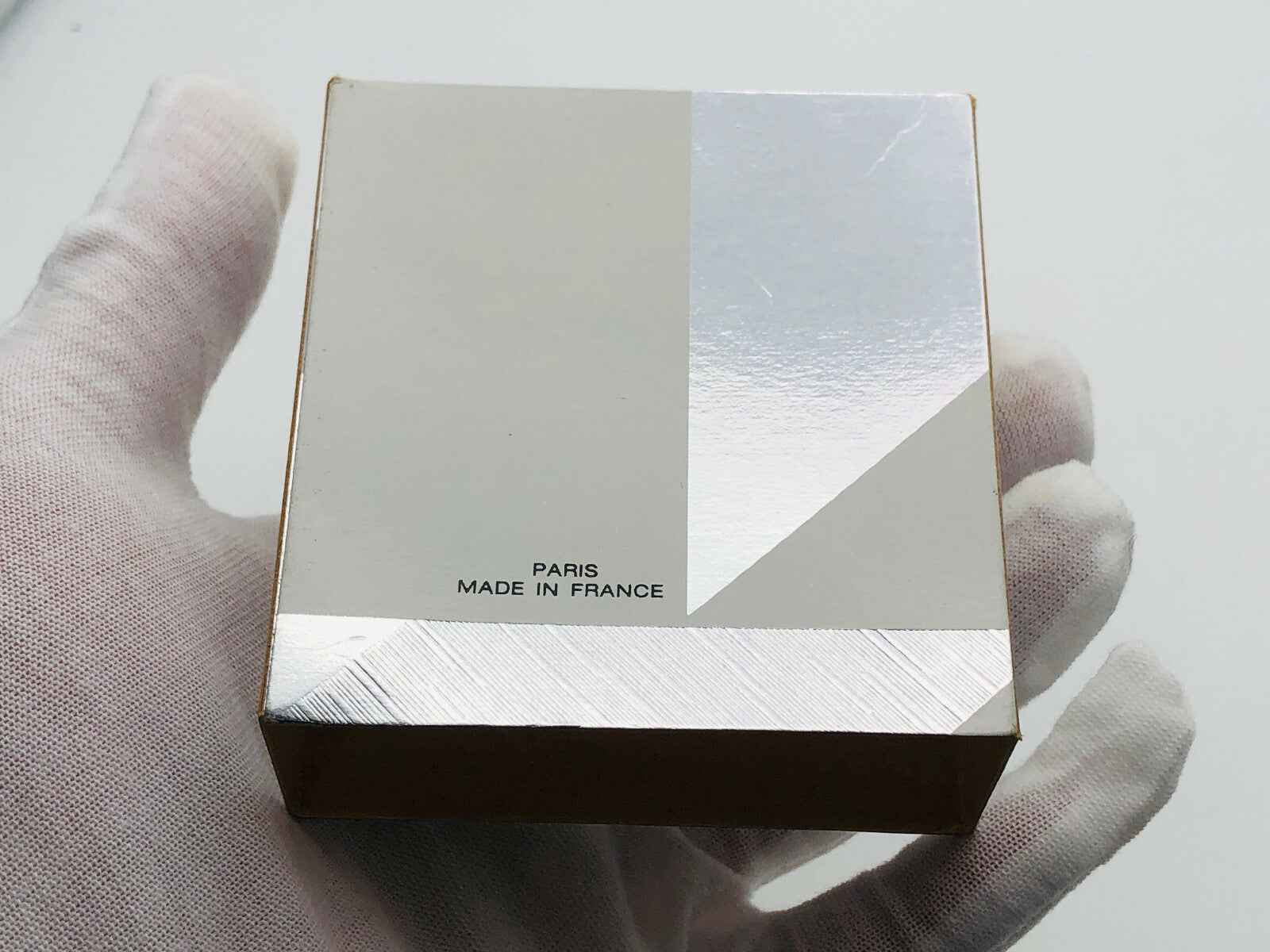 Scatola di Infini Caron Parfum con design elegante e dettagli metallici, Made in France