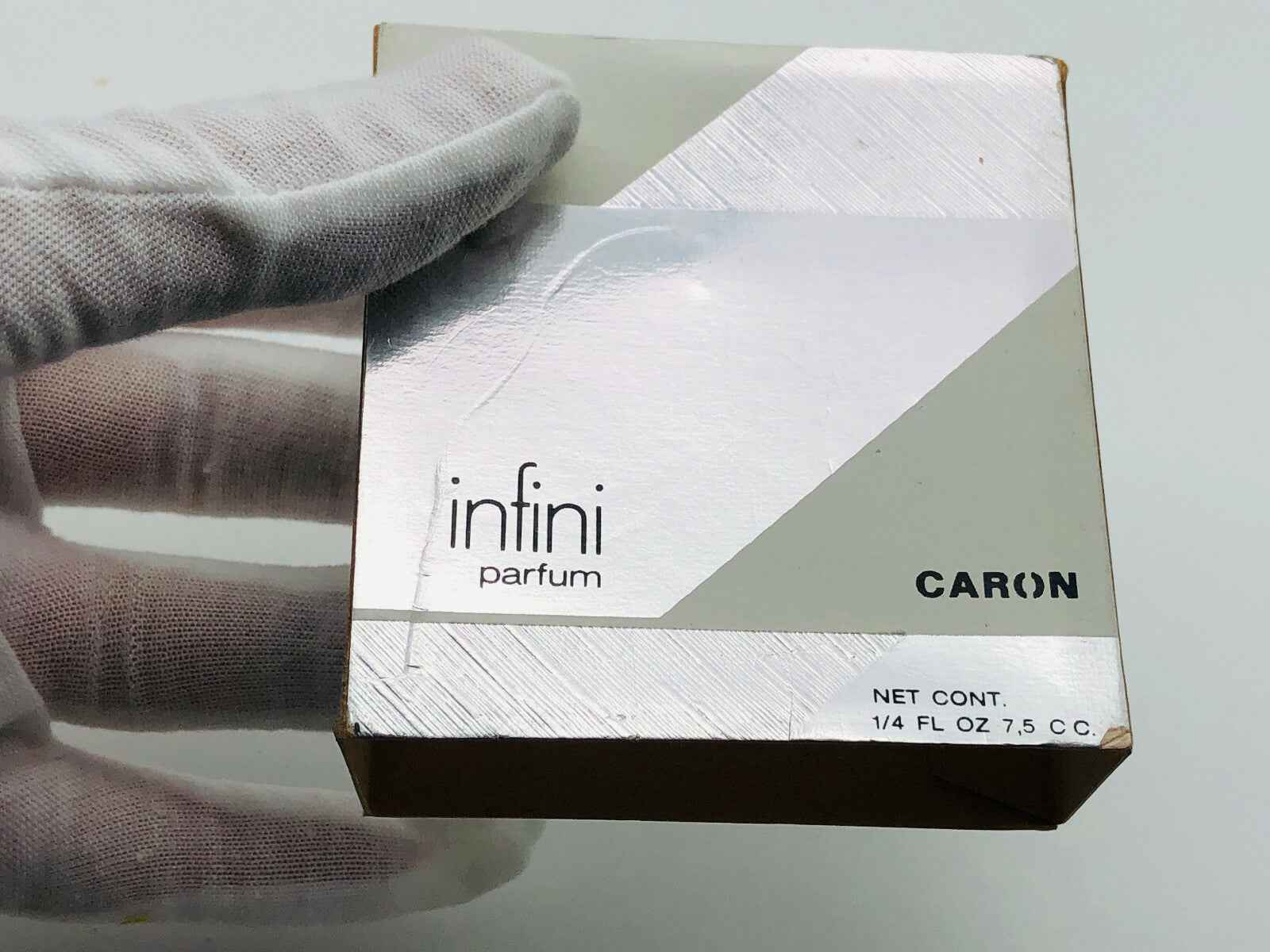 Scatola del profumo Infini Caron Parfum con design elegante e dettagli dorati
