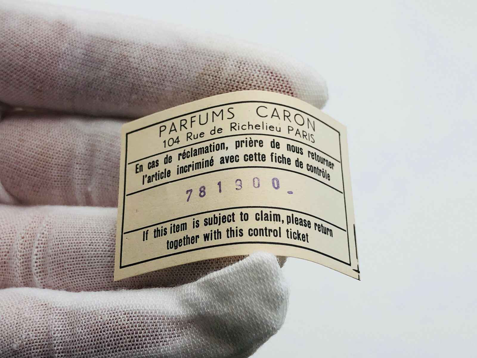 Etichetta di controllo Parfums Caron con informazioni di contatto per infini Caron parfum