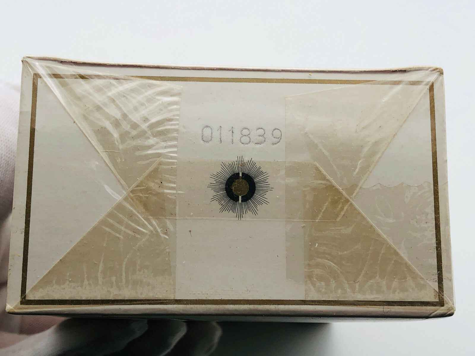 Scatola di Caron Muguet Du Bonheur con codice di lotto e dettagli eleganti